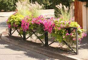 Barrière sur site avec jardinieres 